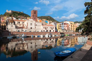 Sardunya adasındaki Bosa kasabasında renkli evleri ve tekneleri olan bir liman.