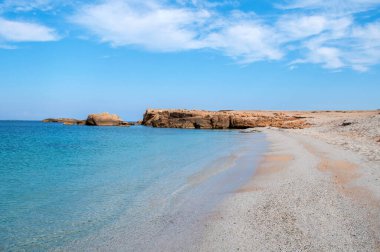 Sardunya 'nın güzel kumlu plajına sabah ziyareti