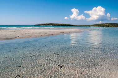Mavi gökyüzü, açık deniz ve Sardunya adasındaki kum tepeleri.
