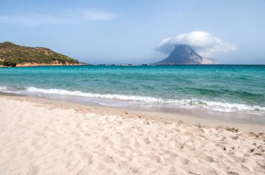 Sahil berrak mavi su ve kar beyazı kumla