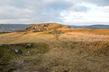 Sonbahar güneşli tepe tarlaların ortasında.