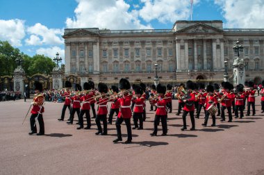 Londra, İngiltere - Temmuz 2012: Londra 'nın merkezinde sabah nöbeti değişen Kraliyet askerleri