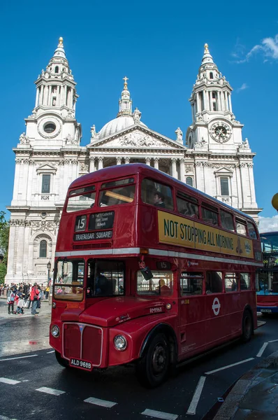 London Großbritannien Juli 2012 Ein Roter Alter Londoner Doppeldeckerbus Fährt — Stockfoto