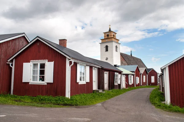 Pequeñas Casas Rojas Madera Con Una Torre Iglesia Fondo Pueblo — Foto de Stock