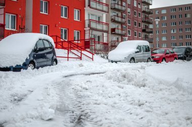 Brno, Çek Cumhuriyeti - 19 Mart 2013: Geceleyin birkaç santimetre yeni ışık şehre gelerek trafiği derledi.