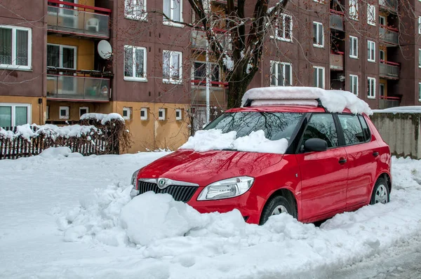Brno, Çek Cumhuriyeti - 19 Mart 2013: Geceleyin birkaç santimetre yeni ışık şehre gelerek trafiği derledi.