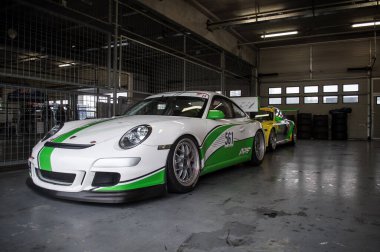 Brno, Çek Reubliç - 07 Mayıs 2011: Brno 'daki pistte bir gösteri sırasında hızlı bir spor araba garajda duruyor ve yarışlara hazırlanıyor.