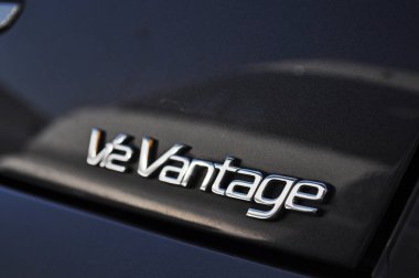 Brno, Çek Reubliç - 07 Mayıs 2011: Brno 'da düzenlenen bir sergi sırasında lüks bir spor arabanın ambleminin ayrıntıları