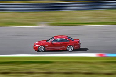 Brno, Çek Cumhuriyeti - 07 Mayıs 2013: Yarış pistinde hızlı giden spor araba