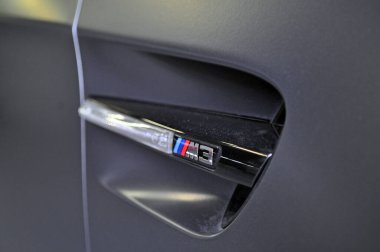 Brno, Çek Reubliç - 07 Mayıs 2011: Brno 'da düzenlenen bir sergi sırasında lüks bir spor arabanın ambleminin ayrıntıları