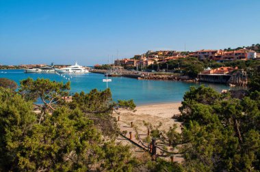 Sardunya adasındaki Porto Cervo 'da deniz manzarası, liman ve lüks tekneler.