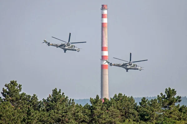 Brno Tjeckien Juli 2012 Två Stridshelikoptrar Flyger Lågt Över Hus — Stockfoto