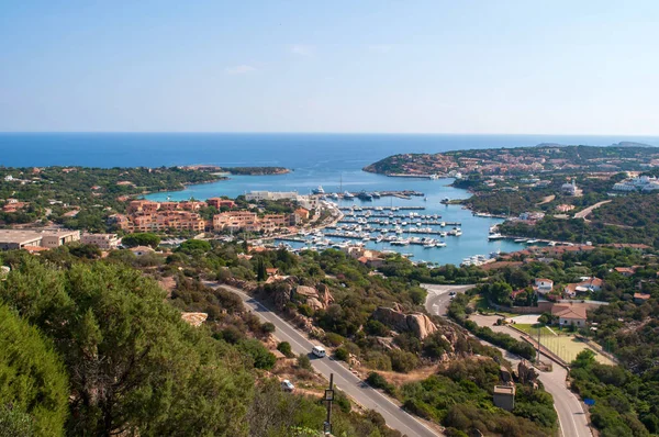 Sardunya adasındaki Porto Cervo 'da deniz manzarası, liman ve lüks tekneler.