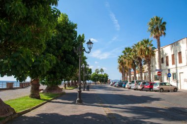 Alghero, İtalya - 03 Ekim 2014: İtalya 'nın Sardunya adasındaki liman kenti Alghero' nun ağaçları, palmiye ağaçları ve evleri ile sokak.