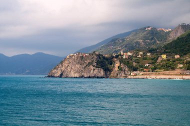 İtalya 'nın Manarola kentinde (Cinque Terre bölgesi) deniz ve kıyı evleri bulunmaktadır.)