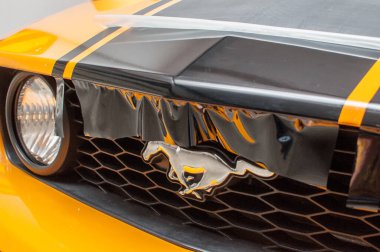 Brno, Çek Cumhuriyeti - 30 Ağustos 2021: Sarı klasik bir spor arabanın garajında siyah renkli folyo şeritleri (yapıştırma).