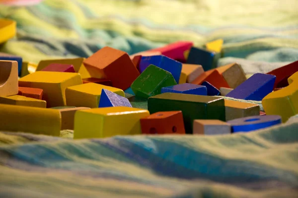 Une Pile Blocs Bois Colorés Pour Enfants Couchés Sur Lit — Photo