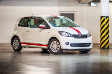 Brno, Çek Cumhuriyeti - 20 Nisan 2022: Küçük şehir arabası Skoda Cigito. Kırmızı ve siyah kendi kendine yapıştırıcı folyodan şeritli beyaz araba. Otoparktaki araba..