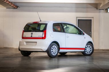 Brno, Çek Cumhuriyeti - 20 Nisan 2022: Küçük şehir arabası Skoda Cigito. Kırmızı ve siyah kendi kendine yapıştırıcı folyodan şeritli beyaz araba. Otoparktaki araba..