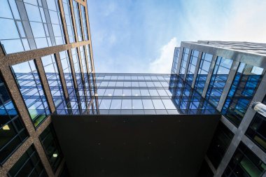 Cam yüksek ofis binası birçok kişinin iş yeri ve şirketlerinin genel merkezi olarak kullanılıyor. Şehir merkezinde bir iş parkında modern mimari. Cam pencerelerin ayrıntıları ve Clou 'nun yansıması