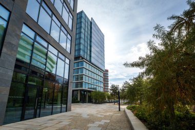 Şehir merkezinde şirket çalışanları için yüksek binalar var. Modern mimari, iş merkezinde cam evler. Şehrin sokaklarında yeşillik unsurları.