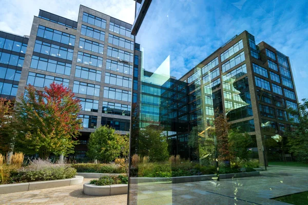 Şehir merkezindeki modern ofis bölgesi. Yaya geçidi olan yeni binalar ve iş merkezinde ağaçlar olan küçük bir park..