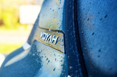 Brno, Çek Cumhuriyeti - 20 Kasım 2025: Çin otomobil markası Voyah 'ın logosu. Çin lüks SUV Voyah Free.