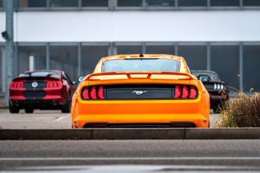 Brno, Çek Cumhuriyeti - 31 Aralık 2023: Sarı Amerikan spor arabası Ford Mustang dışarıda park alanında duruyor. Arkadan hızlı araba..