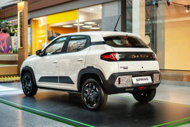 Brno, Çek Cumhuriyeti - 31 Aralık 2023: Beyaz renkli küçük şehir Dacia Spring. Elektrikli araba dükkanların yakınındaki bir alışveriş merkezinde park edilmiş..