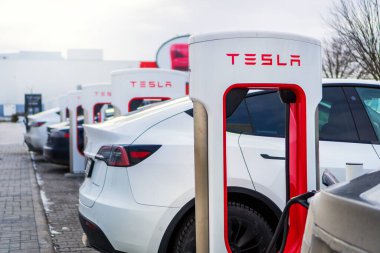 Brno, Çek Cumhuriyeti - 31 Aralık 2025: Elektrikli arabalar için hızlı şarj istasyonunun Tesla logosunun ayrıntıları. Şarjda kırmızı harf var..