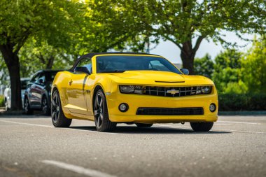 Brno, Çek Cumhuriyeti - 16 Haziran 2025: Sarı Chevrolet Camaro spor spor kaslı araba. Yazın açık havada park edilmiş Iconic Amerikan arabası..