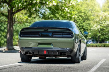 Brno, Çek Cumhuriyeti - 16 Haziran 2025: Yeşil Dodge Challenger SRT Scat spor spor kaslı araba. Yazın bir otoparkta park edilmiş Iconic Amerikan arabası..
