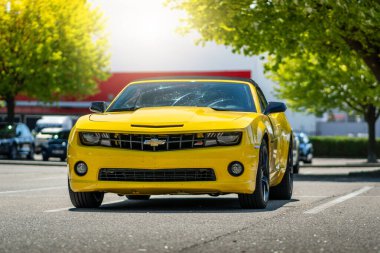 Brno, Çek Cumhuriyeti - 16 Haziran 2025: Sarı Chevrolet Camaro spor spor kaslı araba. Yazın açık havada park edilmiş Iconic Amerikan arabası..
