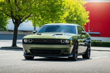 Brno, Çek Cumhuriyeti - 16 Haziran 2025: Yeşil Dodge Challenger SRT Scat spor spor kaslı araba. Yazın bir otoparkta park edilmiş Iconic Amerikan arabası..