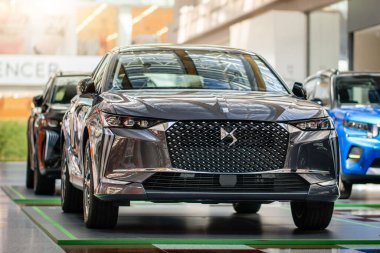 Brno, Çek Cumhuriyeti - 16 Haziran 2025: Fransız otomobil üreticisi DS 4 araç (Citroen). Elektrikli veya hibrit bir SUV 'nin ön görüntüsü.