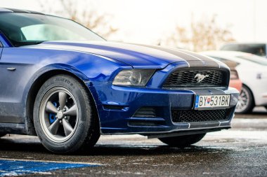 Brno, Çek Cumhuriyeti - 31 Aralık 2025: Açık bir otoparkta park edilmiş Ford Mustang Amerikan spor arabasının ön görüntüsü.