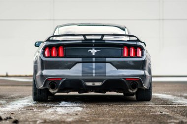 Brno, Çek Cumhuriyeti - 31 Aralık 2025: Siyah çıkartmalı Amerikan spor kaslı Ford Mustang 'in arkası.
