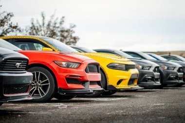 Brno, Çek Cumhuriyeti - 31 Aralık 2025: park halindeki Amerikan spor kaslı arabaları. Ford Mustang ve Dodge Charger 'ın ön görüntüsü.