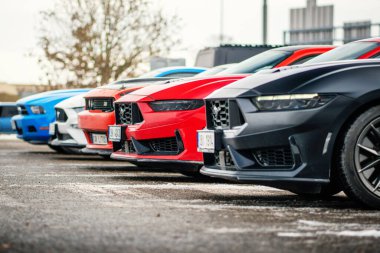Brno, Çek Cumhuriyeti - 31 Aralık 2025: Park halindeki Amerikan arabalarının ön ızgaralarının ayrıntıları. Dışarıda iki yeni Ford Mustang yan yana duruyor..