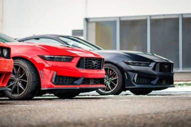 Brno, Çek Cumhuriyeti - 31 Aralık 2025: Park halindeki Amerikan arabalarının ön ızgaralarının ayrıntıları. Dışarıda iki yeni Ford Mustang yan yana duruyor..