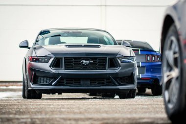 Brno, Çek Cumhuriyeti - 31 Aralık 2025: Siyah Ford Mustang modeli yıl 2025. Güçlü Amerikan arabası, 8 silindirli motor, ışık ve ızgara manzaralı..