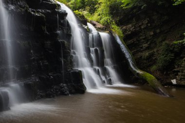 Derin bir vadide çağlayan şelale ve damlayan beyaz su. Bowland Ormanı, Ribble Vadisi, Lancashire