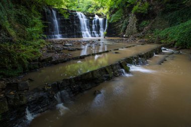Derin bir vadide çağlayan şelale ve damlayan beyaz su. Bowland Ormanı, Ribble Vadisi, Lancashire