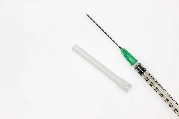 Hipodermiás Tűk Fehér Alapon Koronavírus Pandémia Ideje Alatt Védőoltásra Szolgáló — Stock Fotó