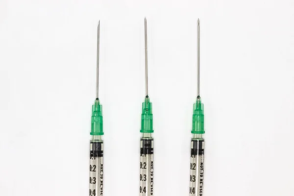 Hipodermiás Tűk Fehér Alapon Koronavírus Pandémia Ideje Alatt Védőoltásra Szolgáló — Stock Fotó