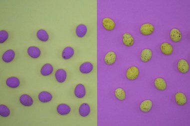 Renkli bir arka planda çikolatalı Paskalya yumurtaları. Bahar ziyafetleri