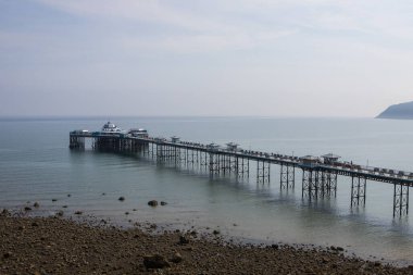 Llandudno Rıhtımı yazın. Kuzey Galler turizm merkezi. Eski Victoria Rıhtımı