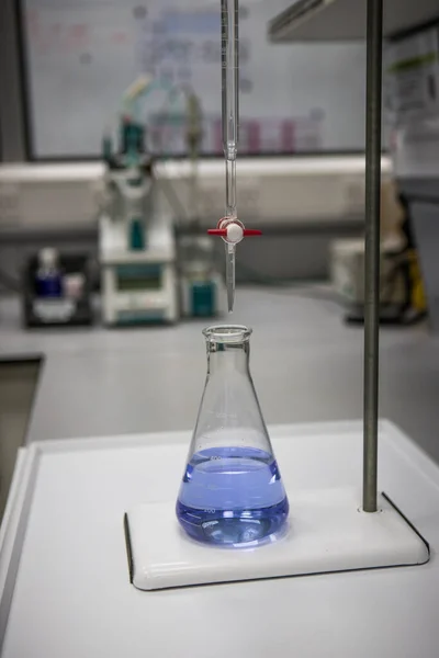 Аналітичне Хімічне Обладнання Титрування Лабораторний Посуд Науковій Лабораторії — стокове фото
