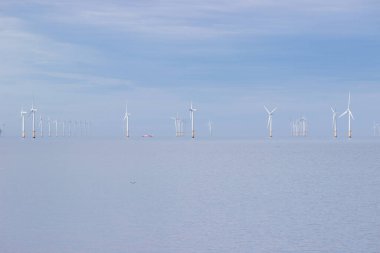 Açık deniz rüzgar çiftliği temiz, yenilenebilir enerji üretiyor. Kuzey Galler açıklarında yeşil rüzgar gücü