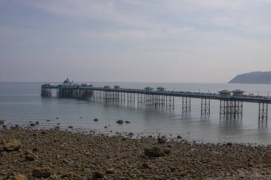 Llandudno Rıhtımı yazın. Kuzey Galler turizm merkezi. Eski Victoria Rıhtımı